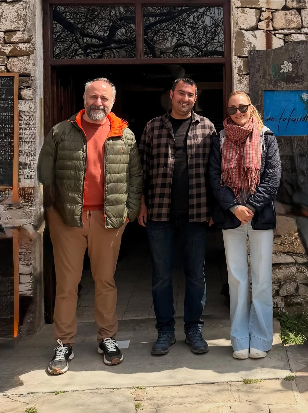 خالد أرغنتش ومريم أوزرلي في كواليس التصوير (إنستغرام)